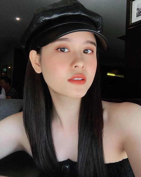 Mặc đàn em chăm chỉ khoe ngực khoe mông hh thu thảo thừa sức đốt mắt fan vì điều này