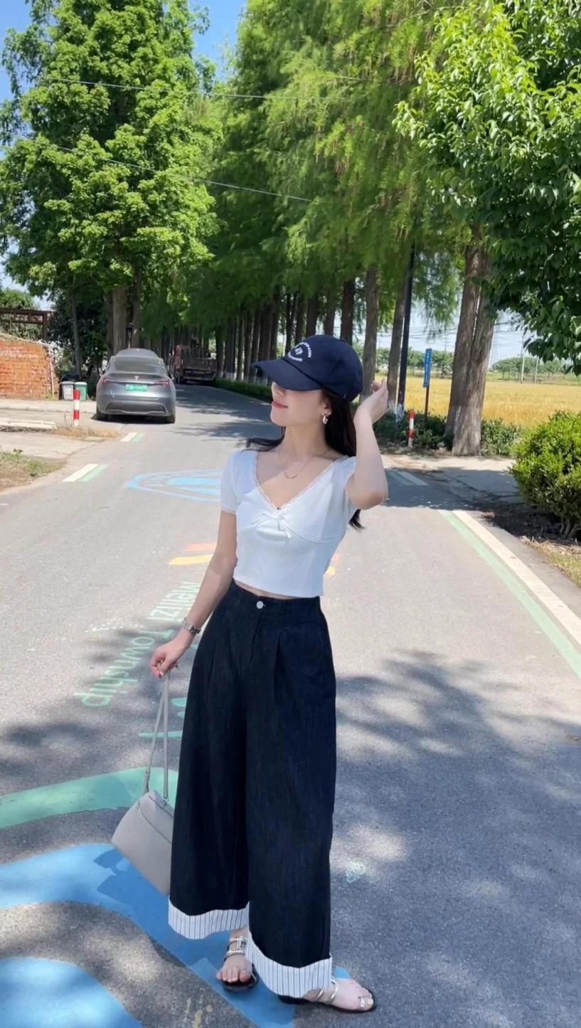 Mặc quần jeans xắn gấu nên chọn mang đôi giày nào thay thế giày búp bê bằng 5 kiểu này đảm bảo đẹp