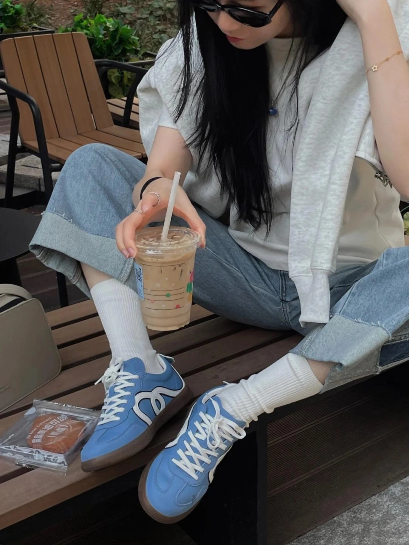 Mặc quần jeans xắn gấu nên chọn mang đôi giày nào thay thế giày búp bê bằng 5 kiểu này đảm bảo đẹp