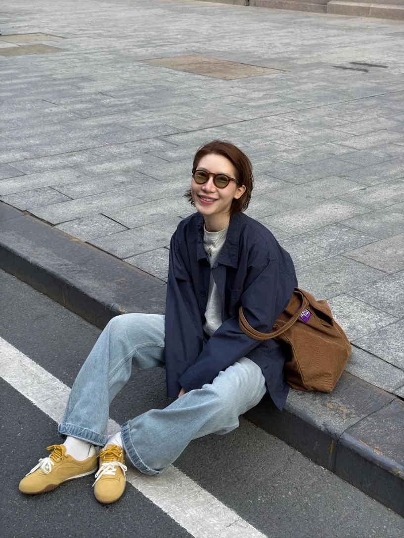 Mặc quần jeans xắn gấu nên chọn mang đôi giày nào thay thế giày búp bê bằng 5 kiểu này đảm bảo đẹp