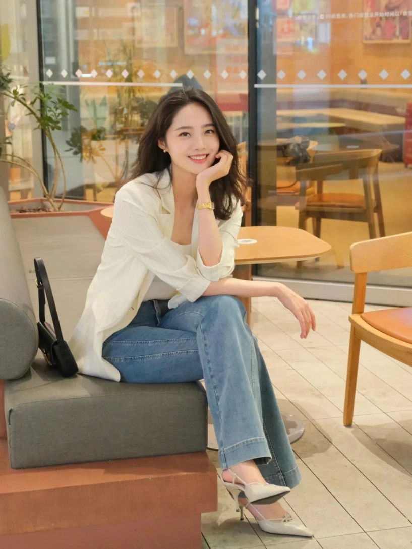 Mặc quần jeans xắn gấu nên chọn mang đôi giày nào thay thế giày búp bê bằng 5 kiểu này đảm bảo đẹp
