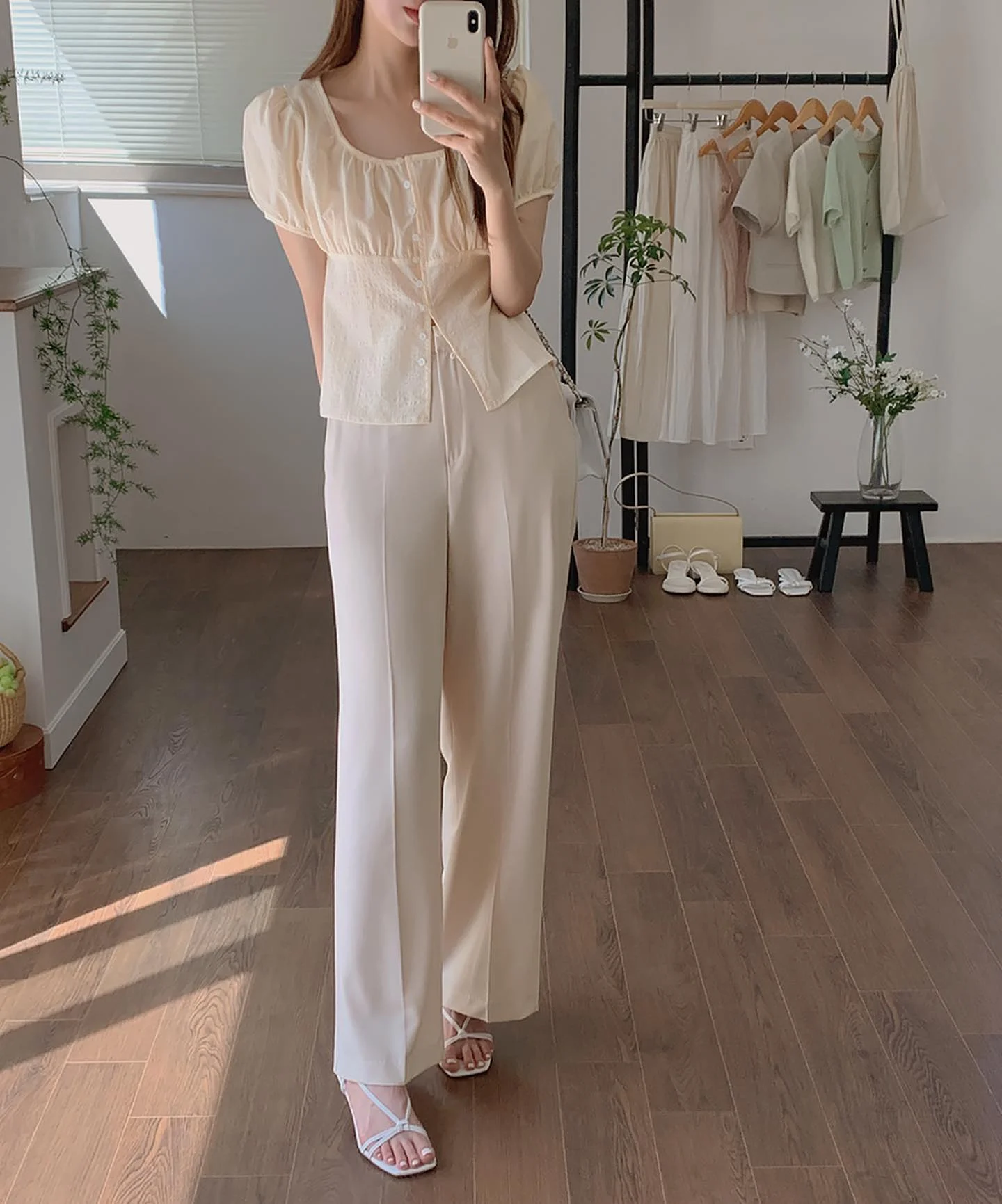 Mặc quần ống rộng mang giày cao gót hay giày đế bệt có một kiểu giày chân ái khiến dân công sở mê mẩn