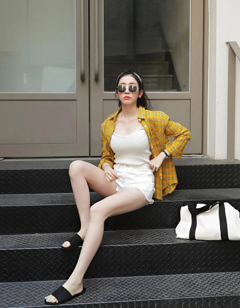 Mặc quần short mang giày gì đẹp gợi ý chị em top 7 kiểu giày nịnh dáng nhất khi mặc cùng quần ngắn