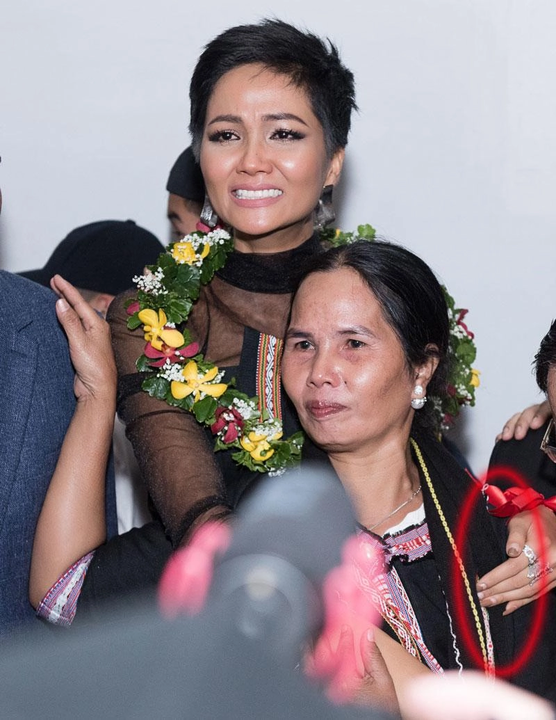 Mải mê thi đấu nhan sắc hhen niê bị fan soi móng tay bong tróc không chịu sơn lại