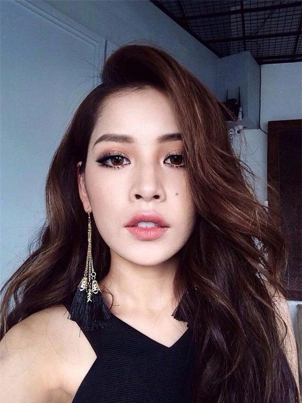 Mắt khói môi màu nude combo ấn tượng cho tiệc tất niên chị em nhất định phải thử