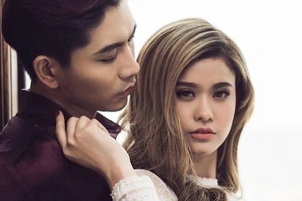 Mắt khói môi màu nude combo ấn tượng cho tiệc tất niên chị em nhất định phải thử
