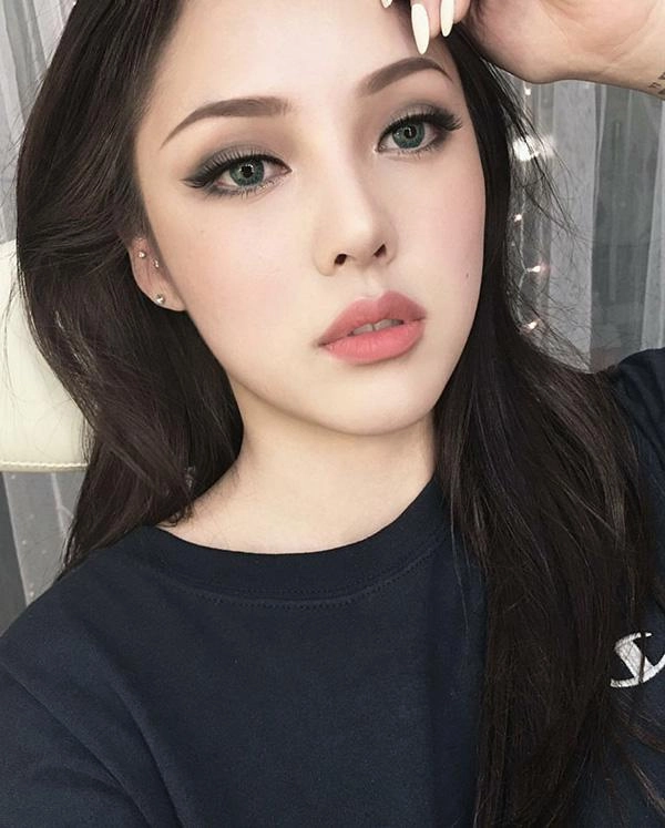 Mắt khói môi màu nude combo ấn tượng cho tiệc tất niên chị em nhất định phải thử