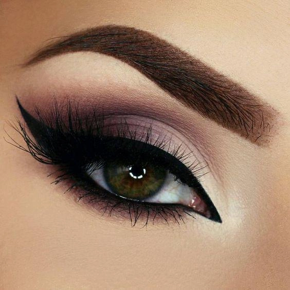 Mắt khói môi màu nude combo ấn tượng cho tiệc tất niên chị em nhất định phải thử