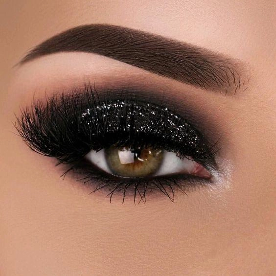 Mắt khói môi màu nude combo ấn tượng cho tiệc tất niên chị em nhất định phải thử
