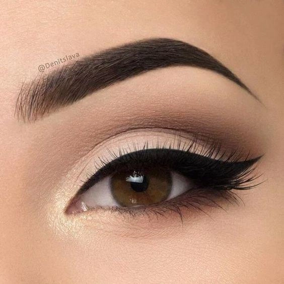 Mắt khói môi màu nude combo ấn tượng cho tiệc tất niên chị em nhất định phải thử