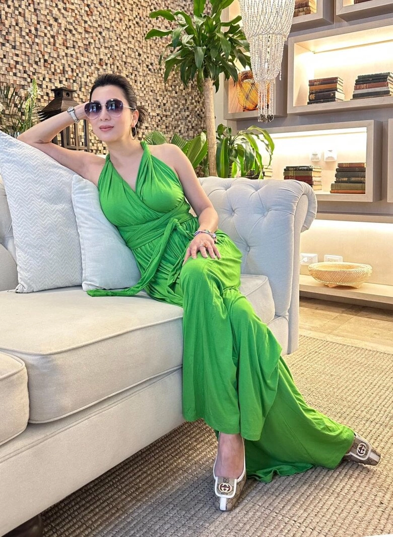 Mc đình đám showbiz vác nhiều vali quần áo khi đi du lịch với chồng cũ 60 tuổi vẫn trẻ như gái 25