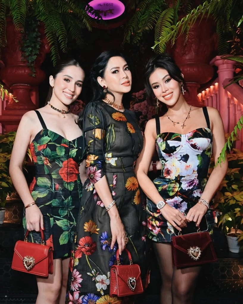 Mẹ con thủy tiên - tiên nguyễn dùng chung túi trăm triệu đồng