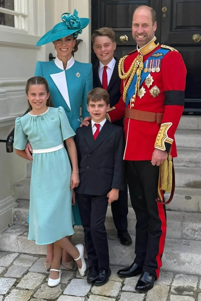 Mẹ con vương phi kate middleton diện đồ đôi