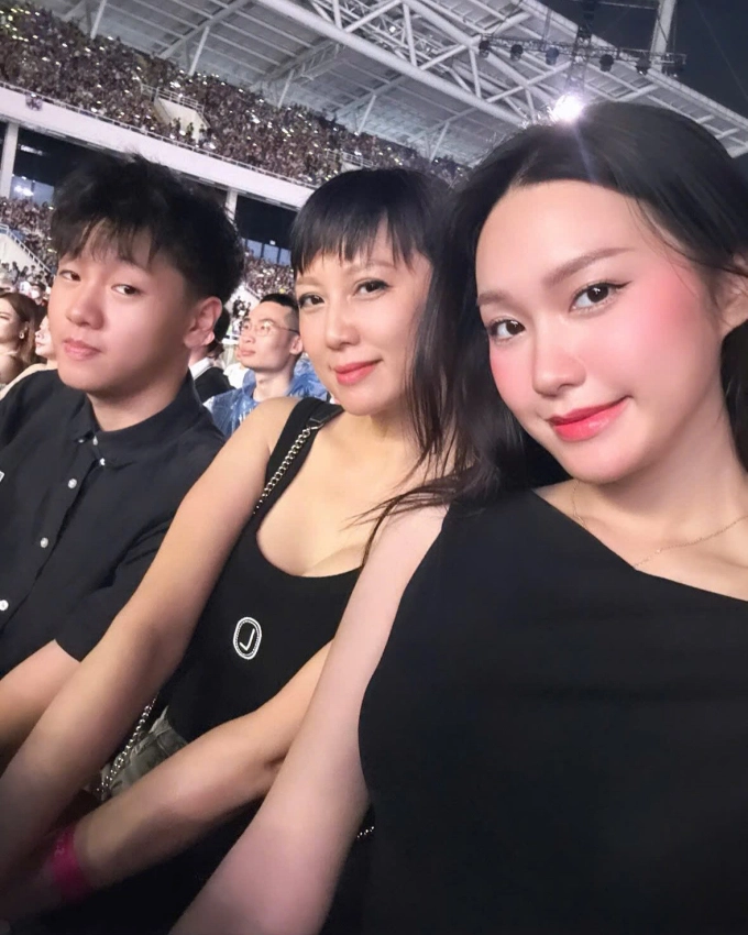 Mẹ doãn hải my gây chú ý với trang phục sexy vượt con gái