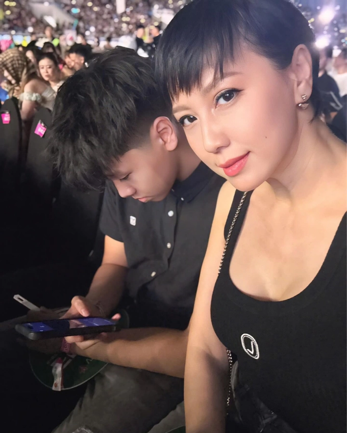 Mẹ doãn hải my gây chú ý với trang phục sexy vượt con gái