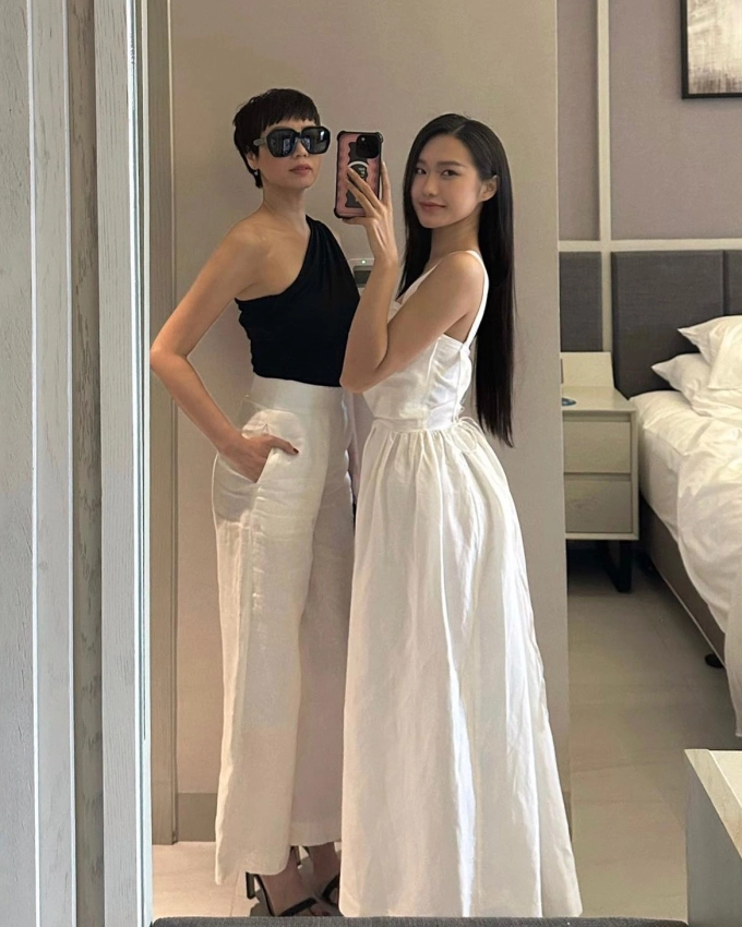 Mẹ doãn hải my gây chú ý với trang phục sexy vượt con gái