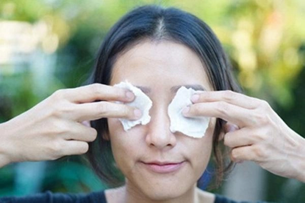 Mẹo trị quầng thâm mắt giúp nhan sắc chị em sống sót qua mùa world cup sôi động