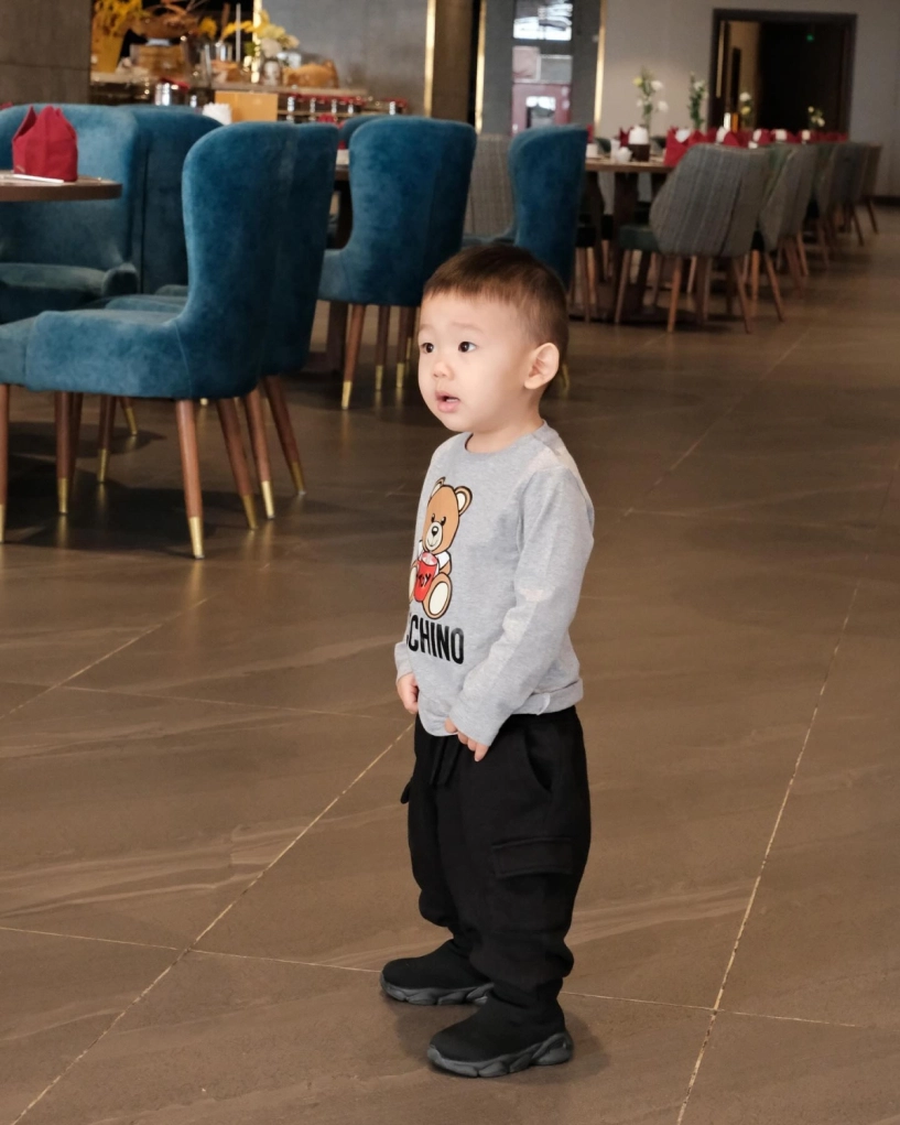 Minh hằng cho quý tử hai tuổi diện đồ như hot boy