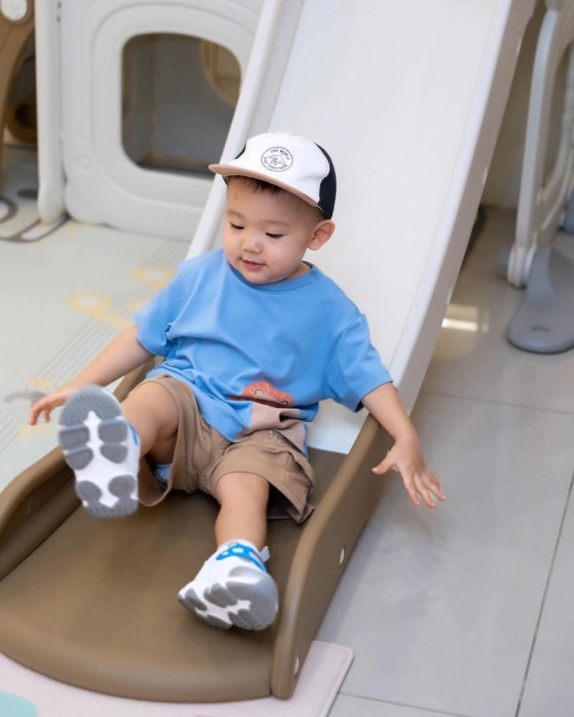 Minh hằng cho quý tử hai tuổi diện đồ như hot boy