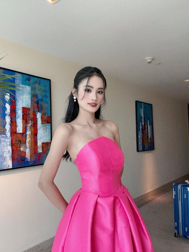 Miss world 2025 thay đổi style liên tục hoa hậu ý nhi vẫn bị góp ý một chi tiết