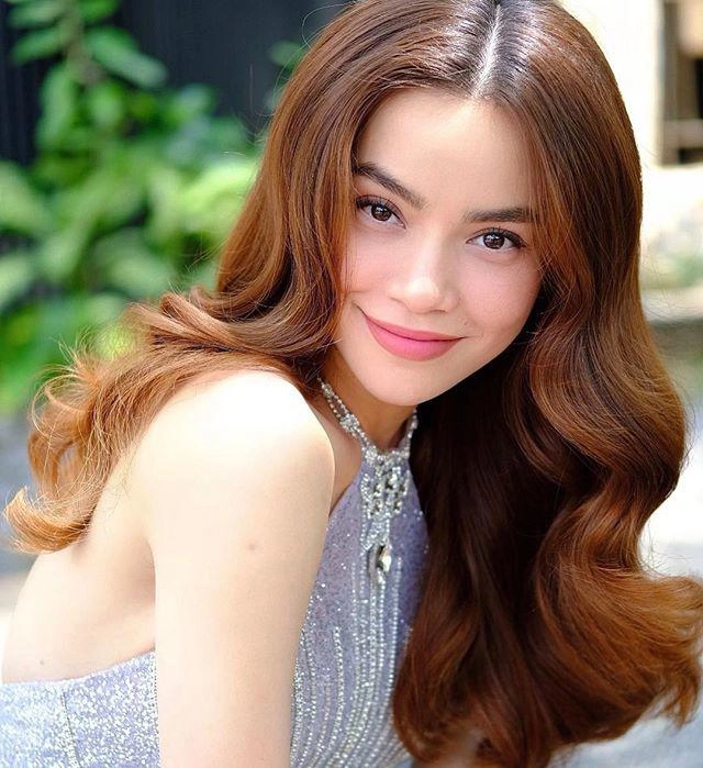 Muốn biết màu son nào lên ngôi cuối năm theo dõi ngay hội các mẹ sành điệu nhất showbiz việt