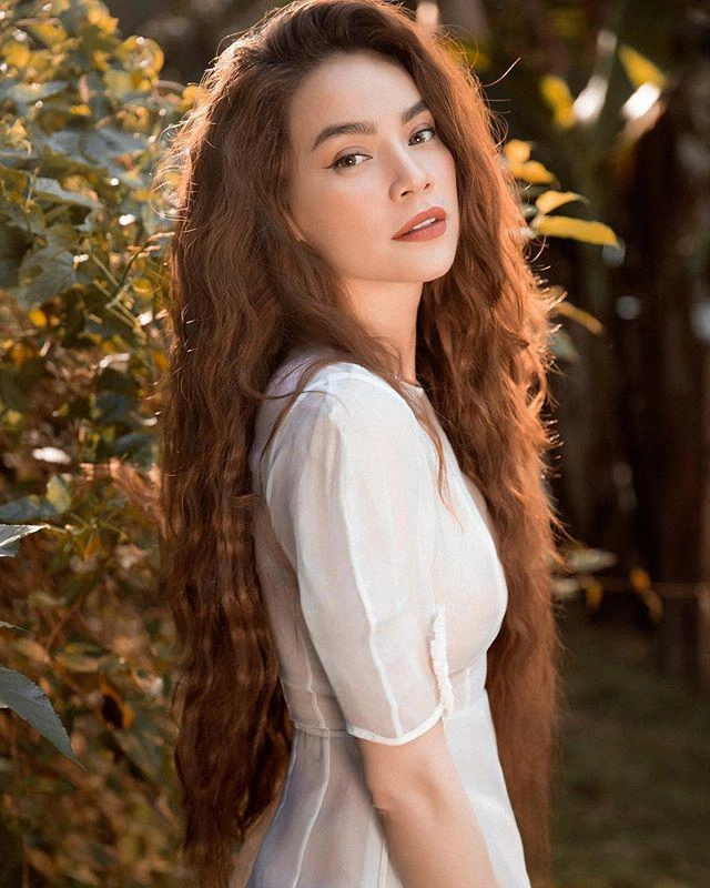 Muốn biết màu son nào lên ngôi cuối năm theo dõi ngay hội các mẹ sành điệu nhất showbiz việt