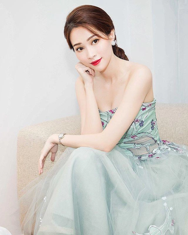 Muốn biết màu son nào lên ngôi cuối năm theo dõi ngay hội các mẹ sành điệu nhất showbiz việt