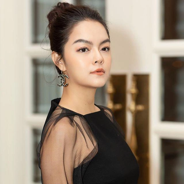 Muốn biết màu son nào lên ngôi cuối năm theo dõi ngay hội các mẹ sành điệu nhất showbiz việt