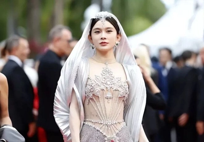 Mỹ nữ cbiz muối mặt khi bị mời ra khỏi thảm đỏ cannes 2025 hóa ra vì vi phạm yêu cầu về trang phục này