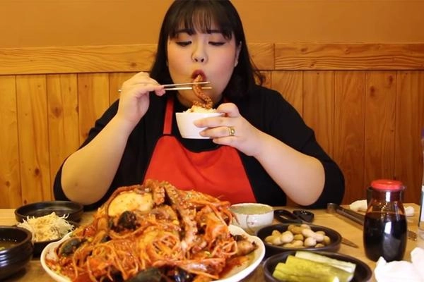 Nàng béo nặng 130kg giàu nứt vách nhờ ăn uống vô độ và có người yêu siêu điển trai