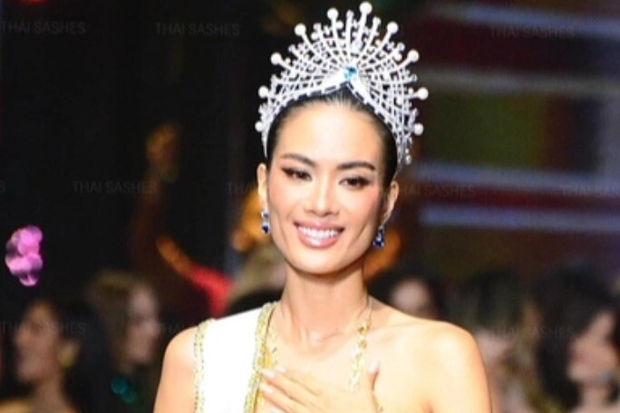 Nàng hậu đăng quang chiếc vương miện nhưng không ai công nhận phải làm mẫu nội y tiến thân showbiz