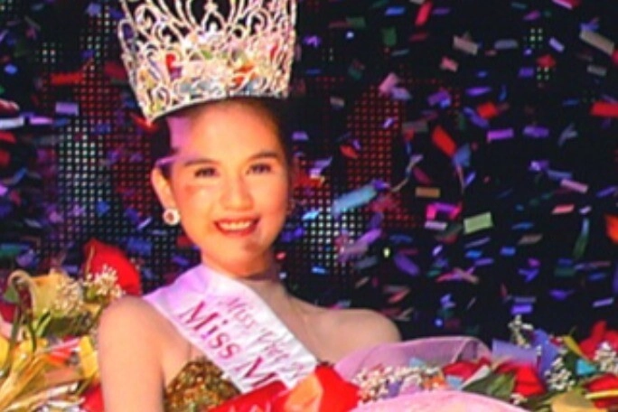 Nàng hậu đăng quang chiếc vương miện nhưng không ai công nhận phải làm mẫu nội y tiến thân showbiz