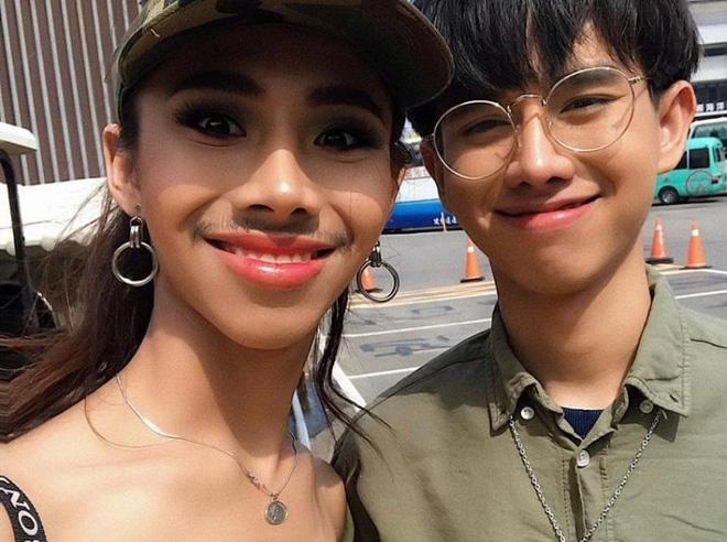 Nếu có 1 cô bạn gái thích làm đẹp theo phương thức kỳ dị này bạn có còn can đảm