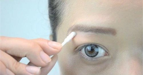 Nếu không tin tưởng việc xóa xăm lông mày ở ngoài hãy áp dụng tại nhà với cách dưới đây