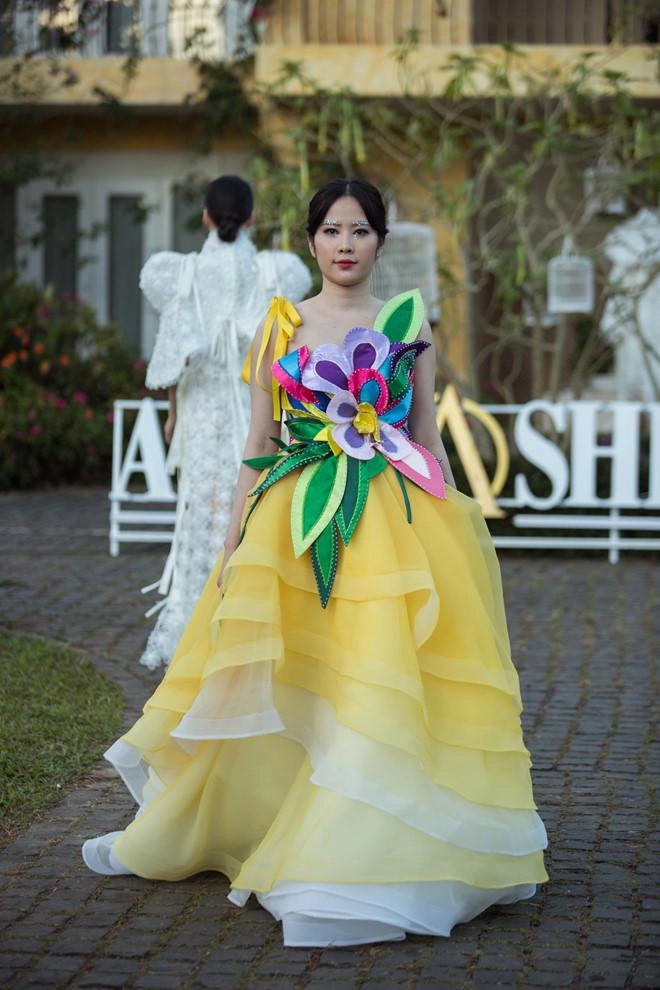 Ngạc nhiên chưa trên cùng 1 sàn diễn có đến 2 nam em phiên bản size s và size xl