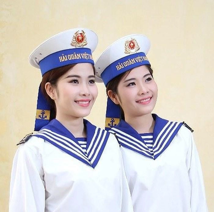 Ngạc nhiên chưa trên cùng 1 sàn diễn có đến 2 nam em phiên bản size s và size xl