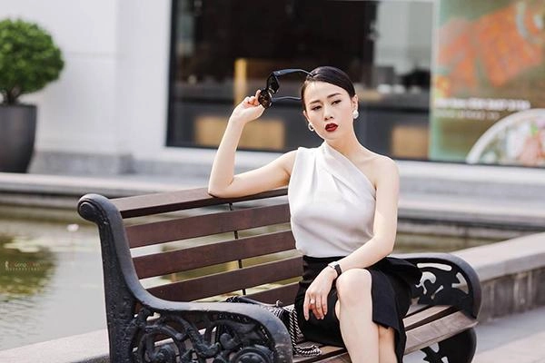 Ngớ người trước hình selfie của quỳnh búp bê dân tình tự hỏi đây là quỳnh hay kelly nguyễn