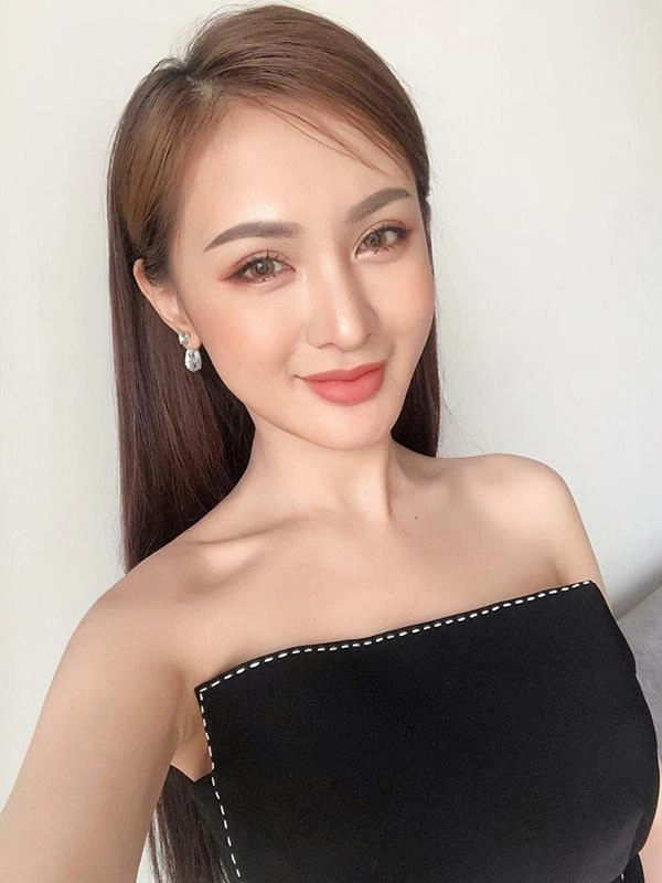 Ngớ người trước hình selfie của quỳnh búp bê dân tình tự hỏi đây là quỳnh hay kelly nguyễn