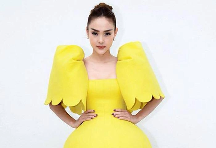 Ngoài mặc đồ khó đỡ minh hằng là mỹ nhân tiếp theo mắc lỗi kẻ lông mày
