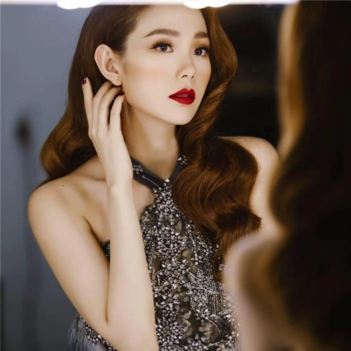 Ngoài mặc đồ khó đỡ minh hằng là mỹ nhân tiếp theo mắc lỗi kẻ lông mày