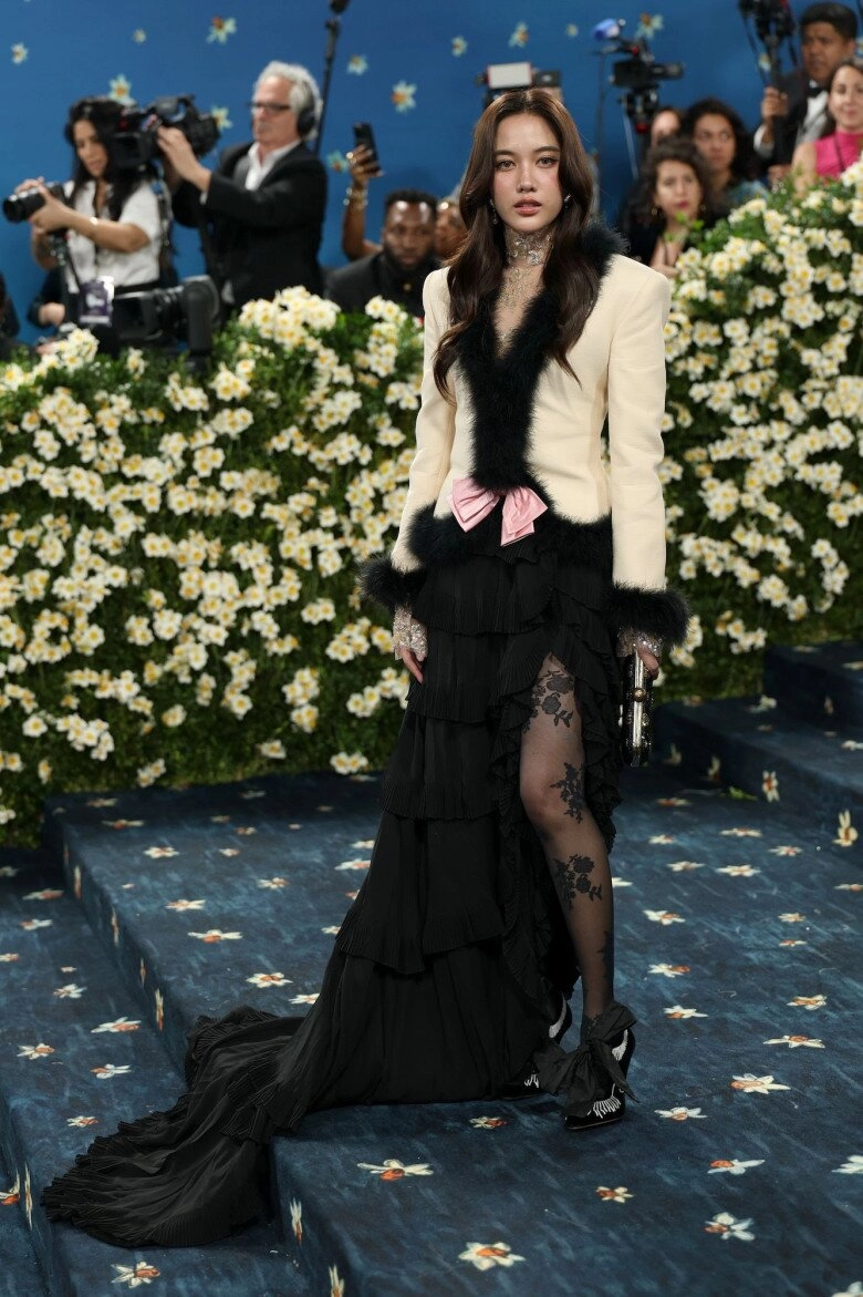 ngọc nữ thế hệ mới của thái lan khiến phóng viên nhận nhầm là jisoo tại met gala gu thời trang xứng danh nàng thơ valentino