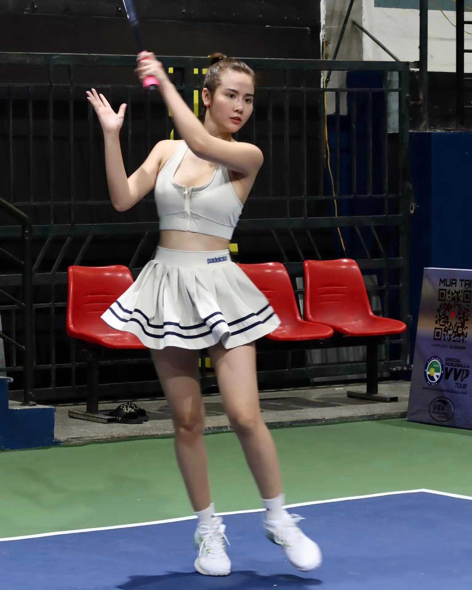 Ngọc trinh đổi gu ăn mặc sau khi bị chỉ trích vì diện đồ hở bạo đi đánh pickleball