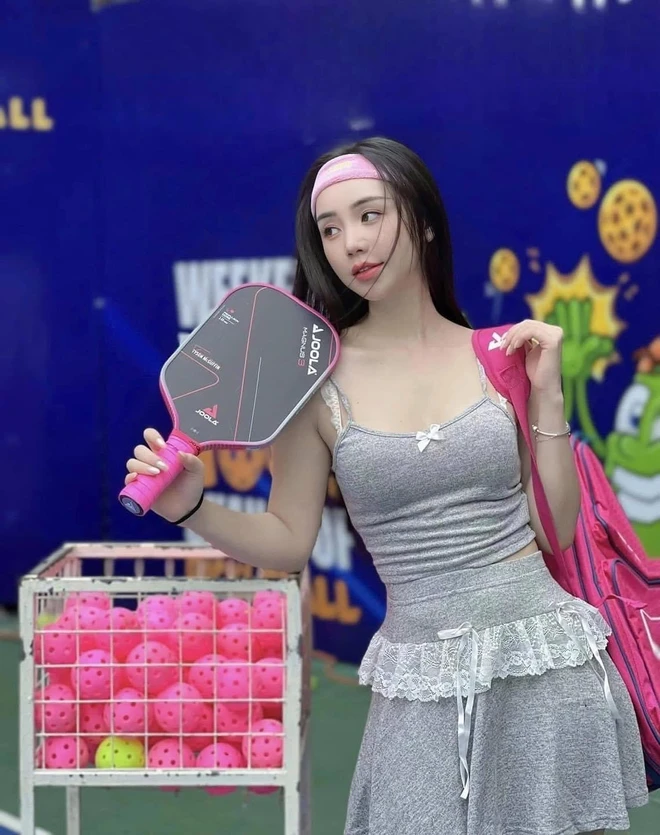Ngọc trinh đổi gu ăn mặc sau khi bị chỉ trích vì diện đồ hở bạo đi đánh pickleball