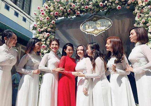 Nhan sắc kẻ 8 lạng người nửa cân của lan khuê và nhã phương ngày về nhà chồng