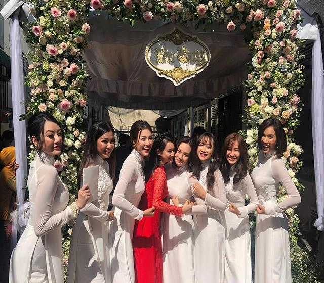 Nhan sắc kẻ 8 lạng người nửa cân của lan khuê và nhã phương ngày về nhà chồng