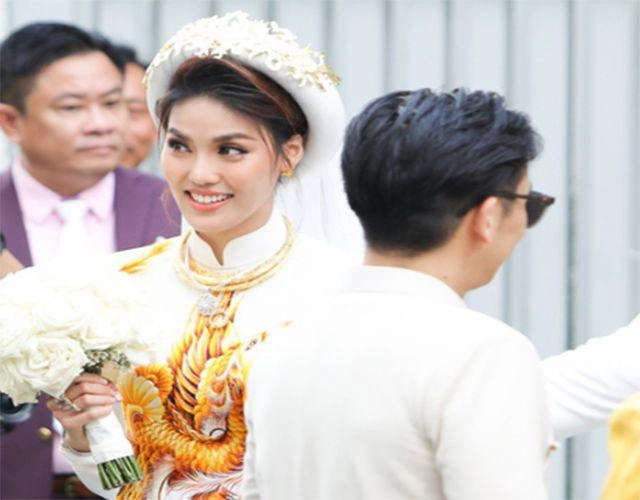 Nhan sắc kẻ 8 lạng người nửa cân của lan khuê và nhã phương ngày về nhà chồng