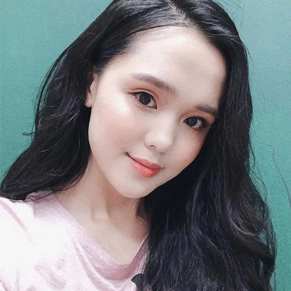 Nhan sắc không ai thua ai của những bóng hồng xung quanh các cầu thủ u23 việt nam