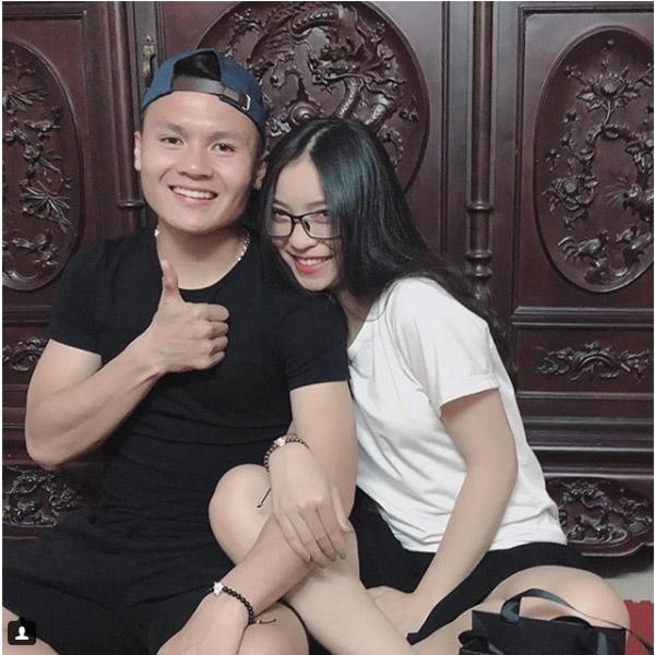 Nhan sắc không ai thua ai của những bóng hồng xung quanh các cầu thủ u23 việt nam