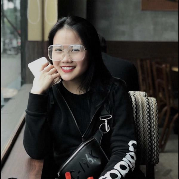 Nhan sắc không ai thua ai của những bóng hồng xung quanh các cầu thủ u23 việt nam