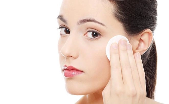 Nhiều chị em gián tiếp hủy hoại da vì không phân biệt được cấp ẩm với dưỡng ẩm